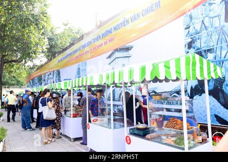 (170829) -- HO CHI MINH VILLE, 29 août 2017 -- la photo prise le 29 août 2017 montre la zone de restauration de rue sur la rue Nguyen Van Chiem à Ho Chi Minh ville, Vietnam. Ho Chi Minh-ville du Vietnam a lancé deux zones de restauration de rue sur les trottoirs de la rue Nguyen Van Chiem et du parc Bach Tung Diep dans le District 1 de la ville. )(yk) VIETNAM-HO CHI MINH CITY-STREET FOOD AREA HoangxThixHuong PUBLICATIONxNOTxINxCHN Ho Chi Minh City août 29 2017 la photo prise LE 29 2017 août montre la Street Food Area SUR la rue Nguyen van Chiem à Ho Chi Minh City Vietnam S Ho Chi Minh City a lancé Two Street Food A. Banque D'Images