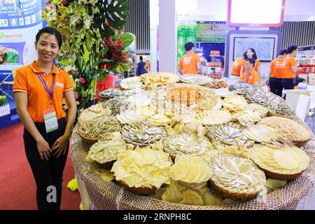 (170829) -- HO CHI MINH-VILLE, 29 août 2017 -- un membre du personnel d'une entreprise vietnamienne présente ses produits de fruits de mer séchés à l'exposition internationale des pêches du Vietnam 2017 à Ho Chi Minh-ville, Vietnam, le 29 août 2017.) (yk) VIETNAM-HO CHI MINH CITY-VIETFISH 2017 HoangxThixHuong PUBLICATIONxNOTxINxCHN Ho Chi Minh City août 29 2017 un membre du personnel de la société vietnamienne présente ses produits de fruits de mer séchés à l'exposition internationale des pêches du Vietnam 2017 à Ho Chi Minh City Vietnam août 29 2017 YK Vietnam Ho Chi Minh City 2017 PUBLICATIONxNOTxINxCHN Banque D'Images