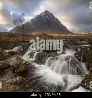 Vue sur Buachaille Etive Mor depuis la rivière Coupall à Glen Etive, Glencoe, Highlands, Écosse, Royaume-Uni Banque D'Images