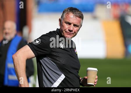 Birkenhead, Royaume-Uni. 02 septembre 2023. Phil Parkinson, le directeur de Wrexham regarde. EFL Skybet football League Two Match, Tranmere Rovers v Wrexham à Prenton Park, Birkenhead, Wirral le samedi 2 septembre 2023. Cette image ne peut être utilisée qu'à des fins éditoriales. Usage éditorial uniquement, .pic par Chris Stading/ crédit : Andrew Orchard photographie sportive/Alamy Live News Banque D'Images
