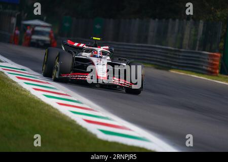 Nico Hulkenberg d'Allemagne au volant de la (27) MoneyGram Haas F1 Team VF-23 lors du Grand Prix d'Italie de Formule 1 Pirelli 2023 le 2 septembre 2023 à Monza, en Italie. Crédit : Luca Rossini/E-Mage/Alamy Live News Banque D'Images