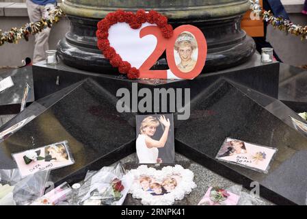 (170831) -- PARIS, 31 août 2017 -- fleurs et photos sont vues en commémoration de la princesse Diana à Paris, France, le 31 août 2017. Les gens ont commémoré jeudi le 20e anniversaire de la mort tragique de la princesse Diana. La princesse Diana est décédée dans un accident de voiture dans un passage souterrain parisien le 31 août 1997, à l'âge de 36 ans. FRANCE-PARIS-PRINCESSE DIANA-COMMÉMORATION ChenxYichen PUBLICATIONxNOTxINxCHN Paris août 31 2017 fleurs et photos sont des lacs en commémoration de la Princesse Diana à Paris France LE 31 2017 août, des célébrités ont commémoré le 20e anniversaire de la mort tragique de PRI Banque D'Images