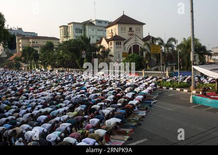 (170901) -- JAKARTA, 1 septembre 2017 -- des musulmans exécutent la prière de l'Aïd Al-Adha à Jatinegara, dans l'est de Jakarta, Indonésie, le 1 septembre 2017.) (gl) INDONESIA-JAKARTA-EID AL-ADHA-PRAYER VerixSanovri PUBLICATIONxNOTxINxCHN Jakarta sept 1 2017 Musulmans font serment À LA prière Al Adha À Jatinegara de Jakarta East Indonésie sept 1 2017 GL Indonésie Jakarta serment Al Adha Prayer VerixSanovri PUBLICATIONxNOTxINxCHN Banque D'Images