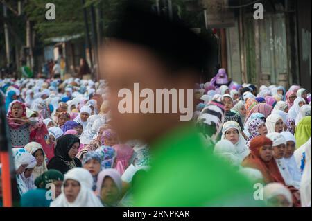 (170901) -- JAKARTA, 1 septembre 2017 -- des musulmans exécutent la prière de l'Aïd Al-Adha à Jatinegara, dans l'est de Jakarta, Indonésie, le 1 septembre 2017.) (gl) INDONESIA-JAKARTA-EID AL-ADHA-PRAYER VerixSanovri PUBLICATIONxNOTxINxCHN Jakarta sept 1 2017 Musulmans font serment À LA prière Al Adha À Jatinegara de Jakarta East Indonésie sept 1 2017 GL Indonésie Jakarta serment Al Adha Prayer VerixSanovri PUBLICATIONxNOTxINxCHN Banque D'Images