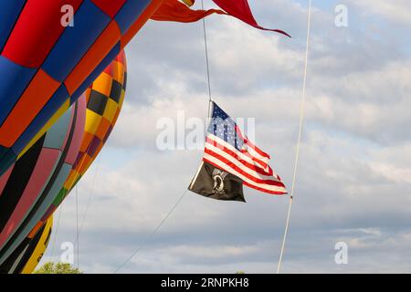 Gros plan des montgolfières arborant le drapeau américain et le drapeau POW-MIA Banque D'Images