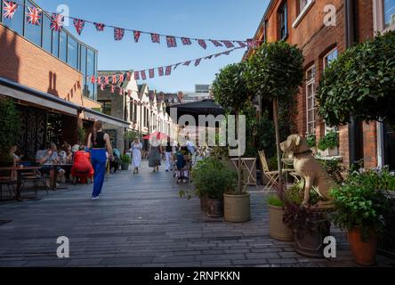 Londres, Royaume-Uni : Pavilion Road près de Sloane Square à Chelsea, Londres. Une rue piétonne avec des gens profitant des boutiques, cafés et restaurants. Banque D'Images