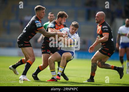 Warrington, Royaume-Uni. 02 septembre 2023. *** Josh Thewlis de Warrington est attaqué par George Lawler Alex Mellor et George Griffin de Castleford lors du match de Super League entre Warrington Wolves et Castleford au Halliwell Jones Stadium, Warrington, Royaume-Uni, le 2 septembre 2023. Photo de Simon Hall. Usage éditorial uniquement, licence requise pour un usage commercial. Aucune utilisation dans les Paris, les jeux ou les publications d'un seul club/ligue/joueur. Crédit : UK Sports pics Ltd/Alamy Live News Banque D'Images