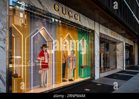 Londres, Royaume-Uni : magasin Gucci sur Sloane Street à Knightsbridge, Londres. Vitrine colorée avec mannequins affichant des articles de mode de luxe. Banque D'Images