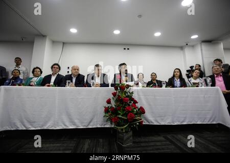 (170902) -- BOGOTA, 2 septembre 2017 -- des membres des défuntes Forces armées révolutionnaires de Colombie (FARC) assistent à une conférence de presse à Bogota, capitale de la Colombie, le 1 septembre 2017. Les membres de l ancien groupe de guérilla sont entrés officiellement dans le champ de la politique vendredi en dévoilant un parti politique - la Force révolutionnaire alternative commune qui conserve l acronyme FARC. Il continuera à lutter pour la justice sociale, mais avec des bulletins de vote au lieu de balles. Jhon Paz) (ma) (da) (gj) COLOMBIE-BOGOTA-FARC-PARTI POLITIQUE e Jhonpaz PUBLICATIONxNOTxINxCHN Bogota sept 2 2017 membres o Banque D'Images