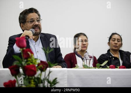 (170902) -- BOGOTA, 2 septembre 2017 -- Luciano Marin Arango (L), ancien chef rebelle et porte-parole, alias Ivan Marquez, s'adresse à une conférence de presse à Bogota, capitale de la Colombie, le 1 septembre 2017. Les membres du défunt groupe de guérilla des Forces armées révolutionnaires de Colombie (FARC) sont entrés officiellement dans le champ de la politique vendredi en dévoilant un parti politique - la Force révolutionnaire alternative commune qui conserve l acronyme FARC. Il continuera à lutter pour la justice sociale, mais avec des bulletins de vote au lieu de balles. Jhon Paz) (ma) (da) (gj) COLOMBIE-BOGOTA-FARC-PARTI POLITIQUE e Banque D'Images