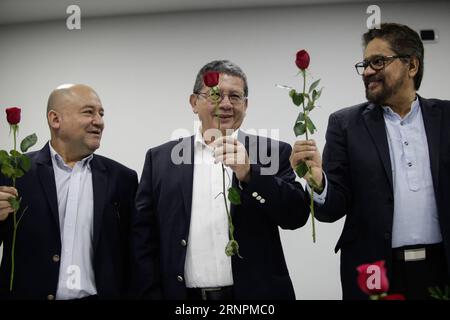 (170902) -- BOGOTA, 2 septembre 2017 -- (R-L) Luciano Marin Arango, alias Ivan Marquez , Jorge Torres, également connu sous le nom de Pablo Catatumbo , et Julian Gallo, alias Carlos Antonio Lozada , tiennent des roses lors d'une conférence de presse à Bogota, capitale de la Colombie, le 1 septembre 2017. Les membres du défunt groupe de guérilla des Forces armées révolutionnaires de Colombie (FARC) sont entrés officiellement dans le champ de la politique vendredi en dévoilant un parti politique - la Force révolutionnaire alternative commune qui conserve l acronyme FARC. Il continuera à lutter pour la justice sociale, mais avec des bulletins de vote au lieu de bu Banque D'Images