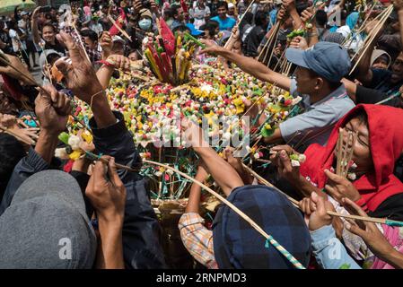 (170902) -- YOGYAKARTA, 2 septembre 2017, -- les gens se bousculent pour des offrandes de nourriture religieuse appelées Gunungan pendant la procession Grebeg Besar pour célébrer le sacrifice de l'Aïd al-Adha à Yogyakarta, Indonésie, le 2 septembre 2016.) (YY) INDONESIA-YOGYAKARTA-EID AL ADHA TRADITION OkaxHamied PUBLICATIONxNOTxINxCHN Yogyakarta sept 2 2017 célébrités se bousculent pour des offrandes alimentaires religieuses appelées Gunungan pendant la procession Grebeg Besar pour célébrer le sacrifice du serment Al Adha à Yogyakarta 2 2016 Indonésie Yogyakarta Oath Al Adha Tradition OkaxHamb Banque D'Images