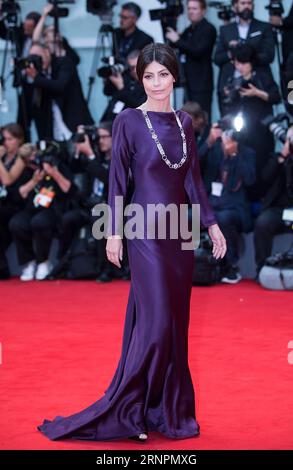 (170903) -- VENISE, 3 septembre 2017 -- l'actrice Alessandra Mastronardi pose sur le tapis rouge pour la première du film Suburbicon en compétition au 74e Festival du film de Venise à Venise, Italie, le 2 septembre 2017. )(zjl) ITALIE-VENISE-FILM FESTIVAL-TAPIS ROUGE JinxYu PUBLICATIONxNOTxINxCHN Venise sept 3 2017 l'actrice Alessandra Mastronardi pose SUR le tapis rouge pour la première du film en compétition AU 74e Festival de Venise Italie sept 2 2017 zjl Italie Festival de Venise tapis rouge JinxYu PUBLICATIONxNOTxINxCHN Banque D'Images