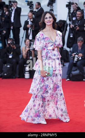 (170903) -- VENISE, 3 septembre 2017 -- l'actrice Mariagrazia Cucinotta pose sur le tapis rouge pour la première du film Suburbicon en compétition au 74e Festival du film de Venise à Venise, Italie, le 2 septembre 2017. )(zjl) ITALIE-VENISE-FILM FESTIVAL-TAPIS ROUGE JinxYu PUBLICATIONxNOTxINxCHN Venise sept 3 2017 l'actrice MariaGrazia Cucinotta pose SUR le tapis rouge pour la première du film en compétition AU 74e Festival de Venise Italie sept 2 2017 zjl Italie Festival de Venise tapis rouge JinxYu PUBLICATIONxNOTxINxCHN Banque D'Images