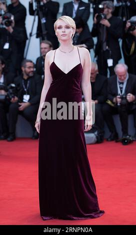 (170903) -- VENISE, 3 septembre 2017 -- l'actrice Caterina Shulha pose sur le tapis rouge pour la première du film Suburbicon en compétition au 74e Festival du film de Venise à Venise, Italie, le 2 septembre 2017. )(zjl) ITALIE-VENISE-FILM FESTIVAL-TAPIS ROUGE JinxYu PUBLICATIONxNOTxINxCHN Venise sept 3 2017 l'actrice Caterina Shulha pose SUR le tapis rouge pour la première du film en compétition AU 74e Festival de Venise Italie sept 2 2017 zjl Italie Festival de Venise tapis rouge JinxYu PUBLICATIONxNOTxINxCHN Banque D'Images