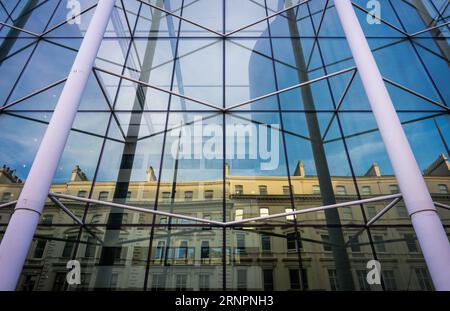 Londres, Royaume-Uni : Imperial College London sur Exhibition Road à South Kensington. Les grandes baies vitrées modernes reflètent les bâtiments anciens en face. Banque D'Images