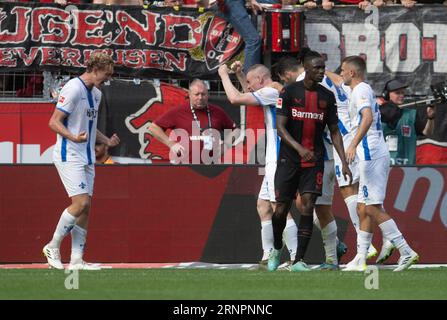 Leverkusen, Allemagne. 02 septembre 2023. Football : Bundesliga, Bayer Leverkusen - Darmstadt 98, Journée 3, BayArena. Les joueurs de Darmstadt célèbrent le (l) 1:1 d'Oscar Vilhelmsson. Crédit : Bernd Thissen/dpa - REMARQUE IMPORTANTE : conformément aux exigences de la DFL Deutsche Fußball Liga et de la DFB Deutscher Fußball-Bund, il est interdit d’utiliser ou de faire utiliser des photographies prises dans le stade et/ou le match sous forme de séquences et/ou de séries de photos de type vidéo./dpa/Alamy Live News Banque D'Images