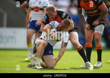 Warrington, Royaume-Uni. 02 septembre 2023. *** Matt Dufty de Warrington est attaqué par Jordan Johnstone de Castleford lors du match de Super League entre Warrington Wolves et Castleford au stade Halliwell Jones, Warrington, Royaume-Uni, le 2 septembre 2023. Photo de Simon Hall. Usage éditorial uniquement, licence requise pour un usage commercial. Aucune utilisation dans les Paris, les jeux ou les publications d'un seul club/ligue/joueur. Crédit : UK Sports pics Ltd/Alamy Live News Banque D'Images