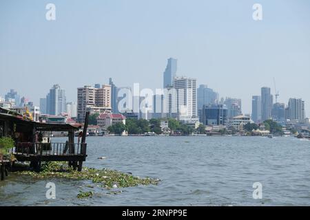 Jetée fluviale sur le Chao Phraya à Bangkok, Thaïlande Banque D'Images