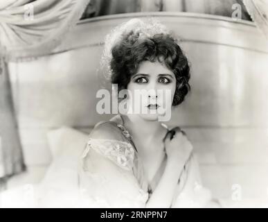 MILDRED HARRIS en HABIT (1921), réalisé par EDWIN CAREWE. Crédit : Chaplin-Mayer Pictures Company / Album Banque D'Images