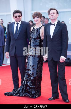 (170905) -- VENISE, 5 septembre 2017 -- le réalisateur Sebastiano Riso, l'actrice Micaela Ramazzotti et l'acteur Patrick Bruel (de droite à gauche) posent sur le tapis rouge avant la première du film una Famiglia au 74e Festival du film de Venise à Venise, Italie, le 4 septembre 2017. )(YY) ITALY-VENICE-FILM FESTIVAL- UNA FAMIGLIA -PREMIERE jinxyu PUBLICATIONxNOTxINxCHN Venise sept 5 2017 réalisateur Sebastiano Riso actrice Micaela Ramazzotti et acteur Patrick Bruel r à l poser SUR le tapis rouge avant la première du film una Famiglia AU 74e Festival de Venise Italie sept 4 2017 YY Italie Venice film Banque D'Images