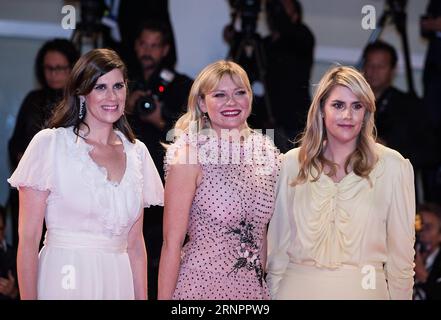 (170905) -- VENISE, 5 septembre 2017 -- les réalisatrices Kate Mulleavy (à droite) et Laura Mulleavy (à gauche) posent avec l'actrice Kirsten Dunst lors de la première du film Woodshock au 74e Festival du film de Venise à Venise, Italie, le 4 septembre 2017. )(YY) ITALY-VENICE-FILM FESTIVAL- WOODSHOCK -PREMIERE jinxyu PUBLICATIONxNOTxINxCHN Venise sept 5 2017 réalisatrices Kate Mulleavy r et Laura Mulleavy l posent avec l'actrice Kirsten Vapor lors de la première du film AU 74e Festival de Venise Italie sept 4 2017 yy Italie première JinxYu PUBLICATIONxNOTxINXNXNO Banque D'Images