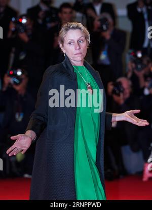(170905) -- VENISE, 5 septembre 2017 -- l'actrice Frances McDormand assiste à la première du film Three Billboards Outside Ebbing, Missouri, au 74e Festival du film de Venise à Venise, Italie, le 4 septembre 2017. )(YY) ITALY-VENICE-FILM FESTIVAL- TROIS PANNEAUX D'AFFICHAGE À L'EXTÉRIEUR DE EBBING, MISSOURI -PREMIERE jinxyu PUBLICATIONxNOTxINxCHN Venise sept 5 2017 l'actrice Frances McDormand assiste à la première du film trois panneaux d'affichage à l'extérieur d'Ebbing Missouri AU 74e Festival du film de Venise Italie sept 4 2017 yy Italie Festival du film de Venise trois panneaux d'affichage à l'extérieur d'Ebbing Missouri Premiere JinxYu PUBLICATI Banque D'Images