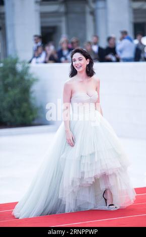 (170905) -- VENISE, 5 septembre 2017 -- l'actrice Matilda de Angelis assiste à la première du film una Famiglia au 74e Festival du film de Venise à Venise, Italie, le 4 septembre 2017. )(yy) ITALY-VENICE-FILM FESTIVAL- UNA FAMIGLIA -PREMIERE jinxyu PUBLICATIONxNOTxINxCHN Venise sept 5 2017 l'actrice Matilda de ANGELIS assiste à la première du film una Famiglia AU 74e Festival du film de Venise Italie sept 4 2017 yy Italie Festival du film de Venise una Famiglia Premiere JinxYu PUBLICATIONxNOTxINxCHN Banque D'Images