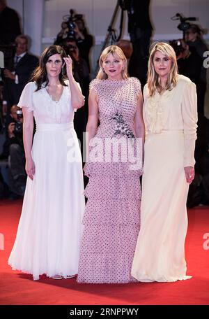 (170905) -- VENISE, 5 septembre 2017 -- les réalisatrices Kate Mulleavy (à droite) et Laura Mulleavy (à gauche) posent avec l'actrice Kirsten Dunst lors de la première du film Woodshock au 74e Festival du film de Venise à Venise, Italie, le 4 septembre 2017. )(YY) ITALY-VENICE-FILM FESTIVAL- WOODSHOCK -PREMIERE jinxyu PUBLICATIONxNOTxINxCHN Venise sept 5 2017 réalisatrices Kate Mulleavy r et Laura Mulleavy l posent avec l'actrice Kirsten Vapor lors de la première du film AU 74e Festival de Venise Italie sept 4 2017 yy Italie première JinxYu PUBLICATIONxNOTxINXNXNO Banque D'Images