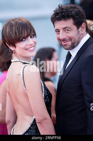 (170905) -- VENISE, 5 septembre 2017 -- l'actrice Micaela Ramazzotti et l'acteur Patrick Bruel assistent à la première du film una Famiglia au 74e Festival du film de Venise à Venise, Italie, le 4 septembre 2017. )(yy) ITALY-VENICE-FILM FESTIVAL- UNA FAMIGLIA -PREMIERE jinxyu PUBLICATIONxNOTxINxCHN Venise sept 5 2017 l'actrice Micaela Ramazzotti et l'acteur Patrick Bruel assistent à la première du film una Famiglia AU 74e Festival du film de Venise Italie sept 4 2017 yy Italie Festival du film de Venise una Famiglia Premiere JinxYu PUBLICATIONxNOXNXNXTxNO Banque D'Images