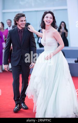 (170905) -- VENISE, 5 septembre 2017 -- l'actrice Matilda de Angelis (droite) assiste à la première du film una Famiglia avec son petit ami au 74e Festival du film de Venise à Venise, Italie, le 4 septembre 2017. )(yy) ITALY-VENICE-FILM FESTIVAL- UNA FAMIGLIA -PREMIERE jinxyu PUBLICATIONxNOTxINxCHN Venise sept 5 2017 l'actrice Matilda de ANGELIS r assiste à la première du film una Famiglia avec son petit ami AU 74e Festival du film de Venise Italie sept 4 2017 yy Italie Festival du film de Venise una Famiglia Premiere JinxYu PUBLICATIONxNOTxNOTxINXINCHNXINXINXINCHN Banque D'Images