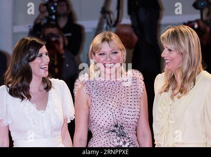 (170905) -- VENISE, 5 septembre 2017 -- les réalisatrices Kate Mulleavy (à droite) et Laura Mulleavy (à gauche) posent avec l'actrice Kirsten Dunst lors de la première du film Woodshock au 74e Festival du film de Venise à Venise, Italie, le 4 septembre 2017. )(YY) ITALY-VENICE-FILM FESTIVAL- WOODSHOCK -PREMIERE jinxyu PUBLICATIONxNOTxINxCHN Venise sept 5 2017 réalisatrices Kate Mulleavy r et Laura Mulleavy l posent avec l'actrice Kirsten Vapor lors de la première du film AU 74e Festival de Venise Italie sept 4 2017 yy Italie première JinxYu PUBLICATIONxNOTxINXNXNO Banque D'Images
