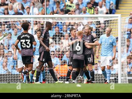 Tim Ream de Fulham célèbre le premier but de son équipe lors du match de Premier League à l'Etihad Stadium, Manchester. Date de la photo : Samedi 2 septembre 2023. Banque D'Images