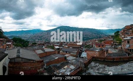 Medellín, Colombie - Mai 28 2023 : vue de maisons en briques dans un quartier populaire connu sous le nom de Manrique Banque D'Images