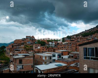 Medellín, Colombie - Mai 28 2023 : vue de maisons en briques dans un quartier populaire connu sous le nom de Manrique Banque D'Images