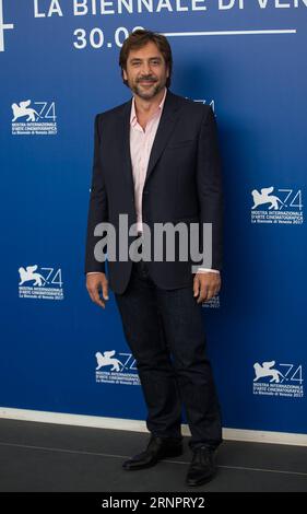 (170907) -- VENISE, 7 septembre 2017 -- l'acteur Javier Bardem assiste au photocall du film Loving Pablo au 74e Festival du film de Venise à Venise, Italie, le 6 septembre 2017. )(jmmn) ITALY-VENICE-FILM FESTIVAL- LOVING PABLO -PHOTOCALL JinxYu PUBLICATIONxNOTxINxCHN Venise sept 7 2017 l'acteur Javier Bardem assiste à l'appel photo du film Loving Pablo AU 74e Festival de Venise Italie sept 6 2017 jmmn Italie Festival de Venise Loving Pablo photo Call JinxYu PUBLICATIONxNOTxINxCHN Banque D'Images