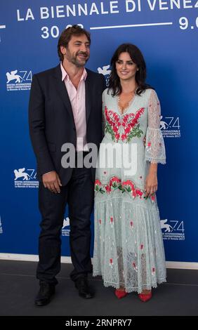 (170907) -- VENISE, 7 septembre 2017 -- l'acteur Javier Bardem (à gauche) et l'actrice Penelope Cruz assistent au photocall du film Loving Pablo au 74e Festival du film de Venise à Venise, Italie, le 6 septembre 2017. )(jmmn) ITALY-VENICE-FILM FESTIVAL- LOVING PABLO -PHOTOCALL JinxYu PUBLICATIONxNOTxINxCHN Venise sept 7 2017 l'acteur Javier Bardem l et l'actrice Penelope Cruz assistent à l'appel photo du film Loving Pablo AU 74e Festival du film de Venise Italie sept 6 2017 jmmn Italie Festival du film de Venise Loving Pablo JinxYu PUBLICATIONxNOTxINxCHN Banque D'Images