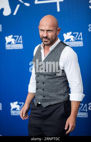 (170907) -- VENISE, 7 septembre 2017 -- l'acteur Raiz pose lors d'un photocall pour le film Ammore e malavita au 74e Festival du film de Venise à Venise, Italie, le 6 septembre 2017. )(zcc) ITALY-VENICE-FILM FESTIVAL- AMMORE MALAVITA -PHOTOCALL JinxYu PUBLICATIONxNOTxINxCHN Venise sept 7 2017 l'acteur Raiz pose lors d'un appel photo pour le film e Malavita AU 74e Festival du film de Venise Italie sept 6 2017 ZCC Italie Festival du film de Venise e Malavita photo appel JinxYu PUBLICATIONxNOTxNOTxINXCHN Banque D'Images