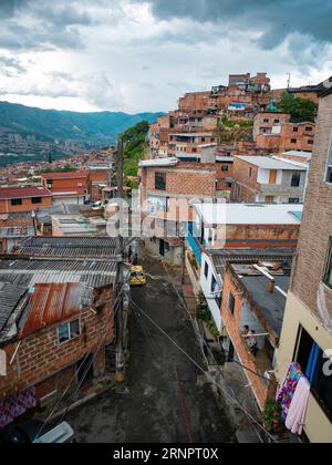 Medellín, Medellin, Antioquia, Colombie - Mai 28 2023 : Maisons en brique avec peu de fenêtres, construites très près les unes des autres Banque D'Images