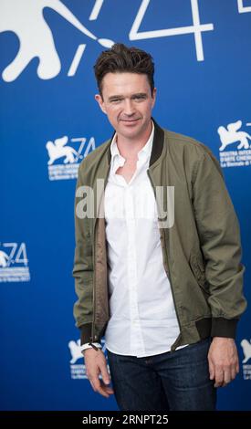 (170907) -- VENISE, 7 septembre 2017 -- l'acteur Matt Day pose lors d'un photocall pour le film Sweet Country au 74e Festival du film de Venise à Venise, Italie, le 6 septembre 2017. )(zcc) ITALY-VENICE-FILM FESTIVAL- SWEET COUNTRY -PHOTOCALL JinxYu PUBLICATIONxNOTxINxCHN Venise sept 7 2017 l'acteur Matt Day pose lors d'un appel photo pour le film Sweet Country AU 74e Festival du film de Venise Italie sept 6 2017 ZCC Italie Festival du film de Venise Sweet Country photo Call JinxYu PUBLICATIONxNOTxINxCHN Banque D'Images