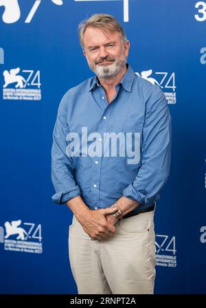 (170907) -- VENISE, 7 septembre 2017 -- l'acteur Sam Neill pose lors d'un photocall pour le film Sweet Country au 74e Festival du film de Venise à Venise, Italie, le 6 septembre 2017. )(zcc) ITALY-VENICE-FILM FESTIVAL- SWEET COUNTRY -PHOTOCALL JinxYu PUBLICATIONxNOTxINxCHN Venise sept 7 2017 l'acteur Sat Neill pose lors d'un appel photo pour le film Sweet Country AU 74e Festival de Venise Italie sept 6 2017 ZCC Italie Festival de Venise Sweet Country photo Call JinxYu PUBLICATIONxNOTxINxCHN Banque D'Images