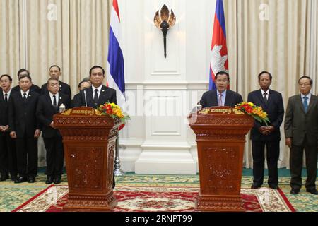 (170907) -- PHNOM PENH, 7 septembre 2017 -- le Premier ministre cambodgien Samdech Techo Hun Sen (R, Front) et le Premier ministre thaïlandais Prayut Chan-o-cha (L, Front) assistent à une conférence de presse conjointe à Phnom Penh, Cambodge, le 7 septembre 2017. Prayut est arrivé au Cambodge jeudi matin pour une visite officielle d'une journée. ) (Whw) CAMBODGE-PHNOM PENH-THAÏLANDE-PM-VISIT Sovannara PUBLICATIONxNOTxINxCHN Phnom Penh sept 7 2017 les premiers ministres cambodgiens Samdech Techo HUN Sen r Front et les premiers ministres thaïlandais Prayut Chan O Cha l Front participent à une conférence de presse conjointe à Phnom Penh Cambodge le 7 2017 septembre Prayut est arrivé i Banque D'Images