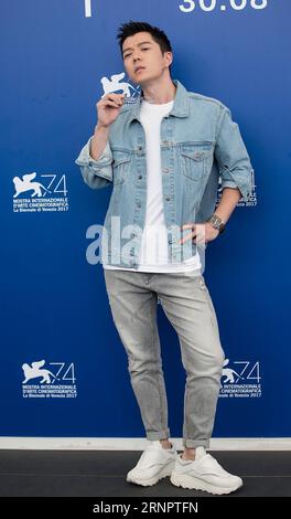 (170907) -- VENISE, 7 septembre 2017 -- l'acteur Wang Yuexin pose lors d'un photocall pour le film Angels Wear White au 74e Festival du film de Venise à Venise, Italie, le 7 septembre 2017.) (hy) ITALIE-VENISE-FILM FESTIVAL- LES ANGES PORTENT DU BLANC -PHOTOCALL JinxYu PUBLICATIONxNOTxINxCHN Banque D'Images