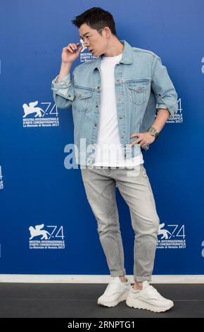 (170907) -- VENISE, 7 septembre 2017 -- l'acteur Wang Yuexin pose lors d'un photocall pour le film Angels Wear White au 74e Festival du film de Venise à Venise, Italie, le 7 septembre 2017.) (hy) ITALIE-VENISE-FILM FESTIVAL- LES ANGES PORTENT DU BLANC -PHOTOCALL JinxYu PUBLICATIONxNOTxINxCHN Banque D'Images