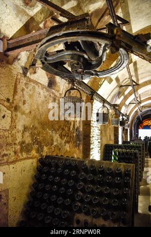 (170908) -- REIMS, 8 septembre 2017 -- la photo prise le 7 septembre 2017 montre des bouteilles de champagne à l'intérieur de la cave de la Maison Pommery à Reims, France. La cave de la Maison de Pommery, longue de 17 km, est reconvertie à partir d'une carrière romaine et compte aujourd'hui environ 30 millions de bouteilles de champagne en stock. La Maison Pommery a été fondée en 1858 et a été considérée comme la première maison à brasser et à commercialiser le Champagne brut en 1874. (Jmmn) FRANCE-REIMS-AGRICULTURE-CHAMPAGNE-CAVE ChenxYichen PUBLICATIONxNOTxINxCHN Banque D'Images