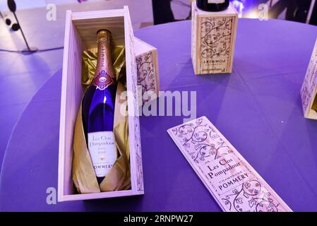 (170908) -- REIMS, 8 septembre 2017 -- une photo prise le 7 septembre 2017 montre une bouteille de champagne Pommery à Reims, France. La cave de la Maison de Pommery, longue de 17 km, est reconvertie à partir d'une carrière romaine et compte aujourd'hui environ 30 millions de bouteilles de champagne en stock. La Maison Pommery a été fondée en 1858 et a été considérée comme la première maison à brasser et à commercialiser le Champagne brut en 1874. (Jmmn) FRANCE-REIMS-AGRICULTURE-CHAMPAGNE-CAVE ChenxYichen PUBLICATIONxNOTxINxCHN Banque D'Images