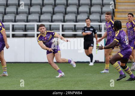 Newcastle, Royaume-Uni. 11 juin 2023. Curtis Davies de Newcastle Thunder passe à Gideon Boafo lors du match de championnat BETFRED entre Newcastle Thunder et Toulouse à Kingston Park, Newcastle, le samedi 2 septembre 2023. (Photo : Chris Lishman | MI News) crédit : MI News & Sport / Alamy Live News Banque D'Images