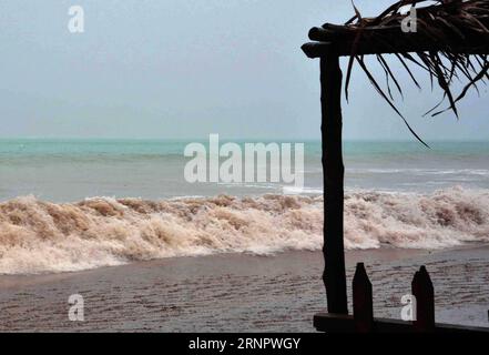 (170909) -- CAMAGUEY, 9 septembre 2017 -- des vagues sont observées sur la plage de Santa Lucia à Camaguey à Cuba le 8 septembre 2017. L ouragan Irma a continué de frapper la côte nord-est de Cuba vendredi avec des vents et des vagues. ) (Da) (ce) ***MEILLEURE QUALITÉ DISPONIBLE*** CUBA-CAMAGUEY-HURRICANE IRMA str PUBLICATIONxNOTxINxCHN Banque D'Images