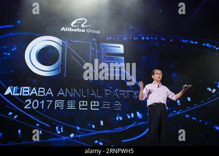 (170909) -- HANGZHOU, 9 septembre 2017 -- Zhang Yong, PDG du géant chinois du commerce électronique Alibaba, s'adresse à la fête annuelle d'Alibaba célébrant le 18e anniversaire du groupe Alibaba à Hangzhou, capitale de la province de Zhejiang de l'est de la Chine, 8 septembre 2017. Environ 40 000 employés d'Alibaba de douzaines de pays et de régions ont assisté à la fête. ) (Ry) CHINE-HANGZHOU-ALIBABA-PARTIE ANNUELLE (CN) ShenxBohan PUBLICATIONxNOTxINxCHN Banque D'Images