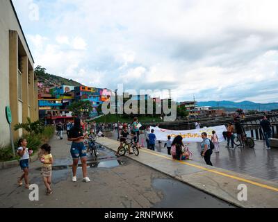 Medellín, Colombie - Mai 28 2023 : des maisons colorées et un parc dans une zone de protection connue sous le nom d'unité de vie articulée 'UVA', qui cherche à faire Effec Banque D'Images